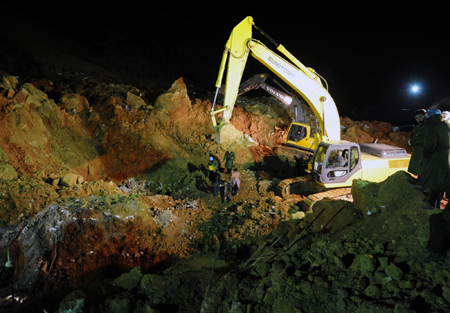 Rescuers use large machines to search for victims in Zhongyang county of north China&apos;s Shanxi Province on Monday, November 16, 2009. All of the 23 people buried under the debris have been confirmed dead. [Xinhua]