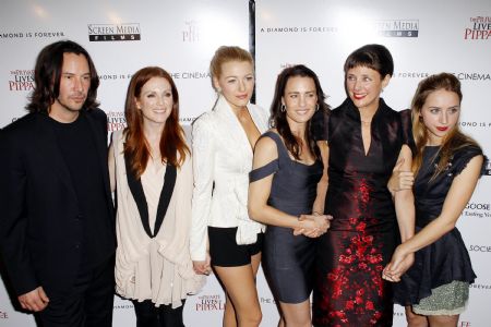 Actors Keanu Reeves, Julianne Moore, Blake Lively, Robin Right Penn, Director Rebecca Miller and actress Zoe Kazan (L to R) attend a screening of &apos;The Private Lives of Pippa Lee&apos; in New York November 15, 2009.[Xinhua/Reuters]