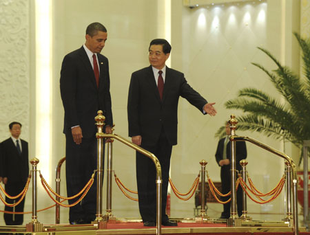 Chinese President Hu Jintao holds a welcome ceremony for visiting U.S. President Barack Obama at the Great Hall of the People in Beijing on Nov. 17, 2009.[Li Tao/Xinhua]