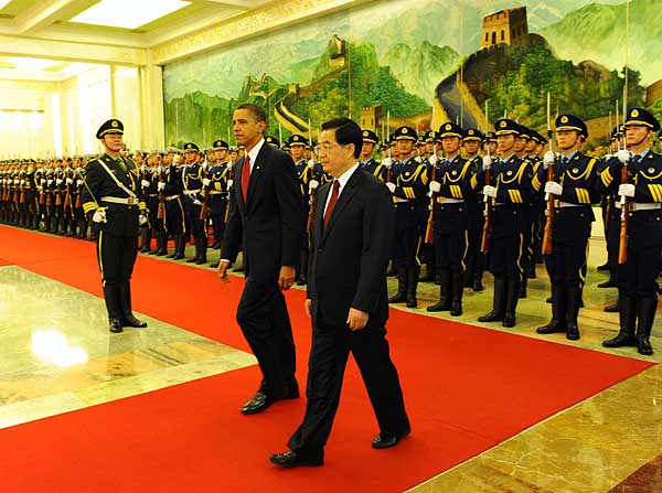 Chinese President Hu Jintao holds a welcome ceremony for visiting U.S. President Barack Obama at the Great Hall of the People in Beijing on Nov. 17, 2009.[Li Tao/Xinhua]