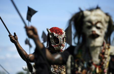 Performers dressed as natives take part in a traditional folk festival in San Martin in the province of Meta November 15, 2009.[Xinhua/Reuters]