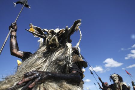 Performers dressed as natives take part in a traditional folk festival in San Martin in the province of Meta November 15, 2009.[Xinhua/Reuters]