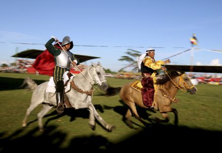 Performers dressed as natives take part in a traditional folk festival in San Martin in the province of Meta November 15, 2009.[Xinhua/Reuters]