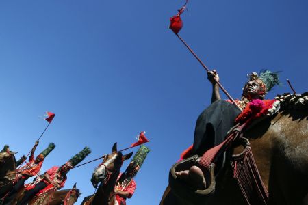 Performers dressed as natives take part in a traditional folk festival in San Martin in the province of Meta November 15, 2009.[Xinhua/Reuters]