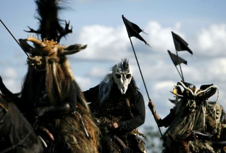 Performers dressed as natives take part in a traditional folk festival in San Martin in the province of Meta November 15, 2009.[Xinhua/Reuters]