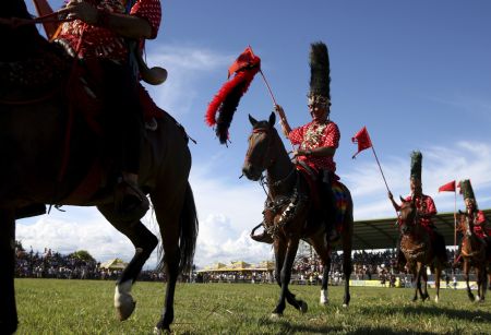 Performers dressed as natives take part in a traditional folk festival in San Martin in the province of Meta November 15, 2009.[Xinhua/Reuters]