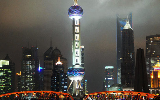 A stunning night view of Wai Bai Du Bridge and skyscrapers at Lujiazui in Shanghai&apos;s Pudong area on November 11, 2009. [xinhua]