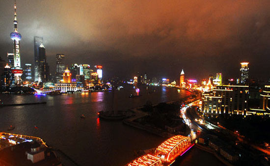 A stunning night view of Wai Bai Du Bridge and skyscrapers at Lujiazui in Shanghai&apos;s Pudong area on November 11, 2009. [xinhua]