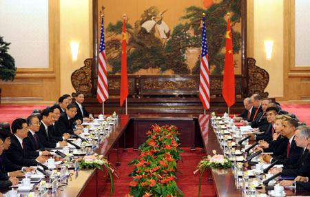 Chinese President Hu Jintao holds official talks with visiting U.S. President Barack Obama to discuss bilateral ties and global issues of mutual concern at the Great Hall of the People in Beijing on Nov. 17, 2009. [Huang Jingwen/Xinhua]
