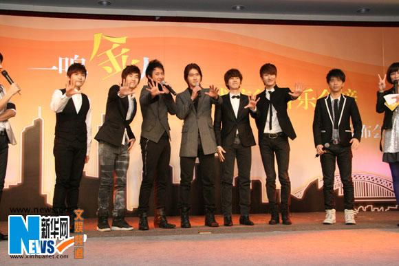 Super Junior-M attends the ceremony to introduce the &apos;Global Chinese Golden Chart&apos; in Beijing on Monday, November 16, 2009. [xinhua] 