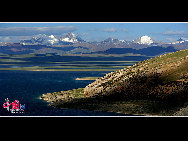 Lake Nam Co is one of the three holy lakes in Tibet and receives high respects among the local people. On the Tibetan year of sheep, pilgrims from faraway come here to walk around the lake. It takes more than 10 days to circle the lake once. [Photo by Fanlin]