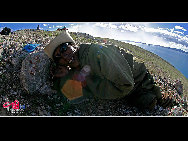 A devout prayer rests on the shore of Lake Nam Co. [Photo by Fanlin]