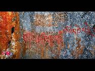 The photo taken shows the spells and curses carved on the rock beside the Lake Nam Co. [Photo by Fanlin]