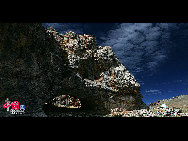 The photo taken shows the petrogram saved in the caves beside the Lake Nam Co. [Photo by Fanlin]