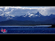 The snow moutain in the distance stands serene beside the Lake Name Co. [Photo by Fanlin]