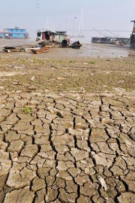 The dried-up bottom of Dongting Lake is seen near Yueyang fishing harbor in Central China's Hunan province yesterday. [Xinhua] 