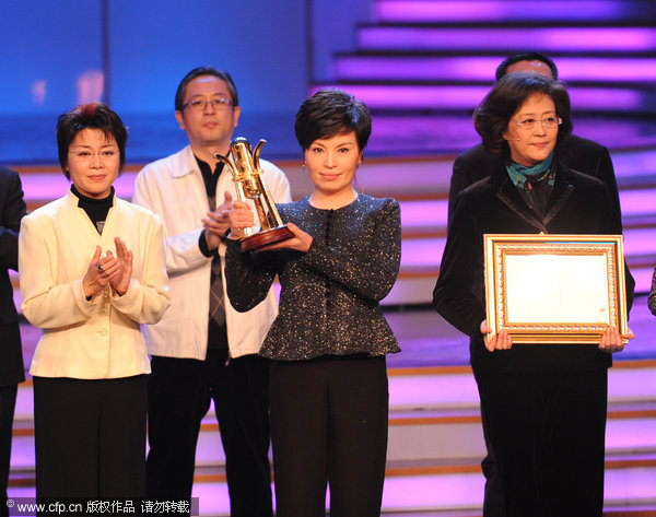 Luo Jing's colleague Li Ruiying (third from the left) received trophy on behalf of Luo