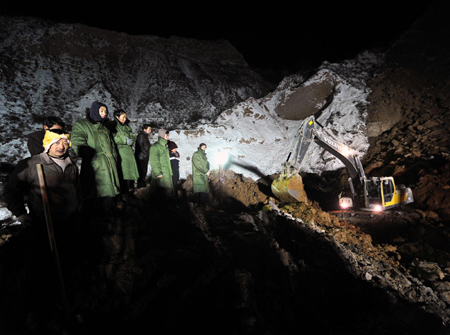 Rescuers stand at the site of a landslide in Zhongyang County of Lvliang in North China's Shanxi province, November 16, 2009.[Xinhua] 