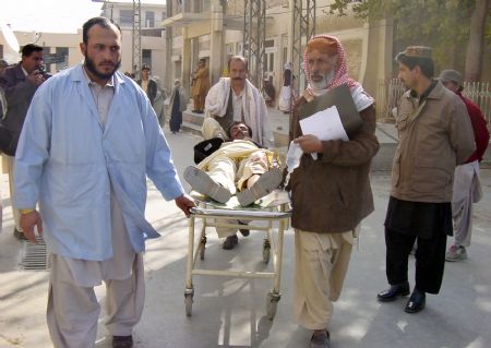 Rescuers carry an injured person to hospital in Quetta, the capital of Balochistan province, Pakistan, Nov. 17, 2009. At least one person was killed and eight others, including a police chief, were injured in southwest Pakistan on Tuesday, local TV channel reported. [Xinhua]