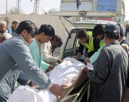  Rescuers carry an injured person to hospital in Quetta, the capital of Balochistan province, Pakistan, Nov. 17, 2009. [Xinhua]