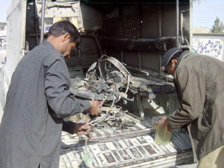 Security personels clear the spot of the blast on Sapni Road in Quetta, the capital of Balochistan province, Pakistan, Nov. 17, 2009. [Xinhua]