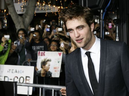 Actor Robert Pattinson, star of the new film &apos;The Twilight Saga: New Moon&apos; poses at the film&apos;s Los Angeles premiere November 16, 2009.[Xinhua/Reuters]