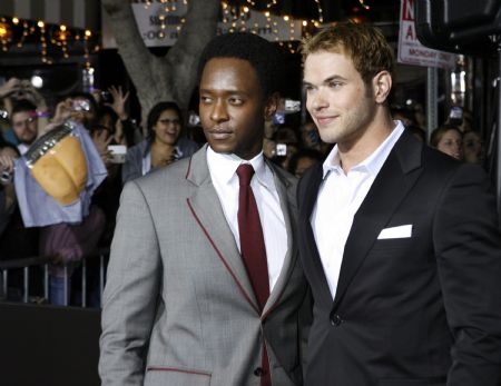  Actors Edi Gathegi (L) and Kellan Lutz, who star in the new film &apos;The Twilight Saga: New Moon&apos;, pose at the film&apos;s Los Angeles premiere November 16, 2009.[Xinhua/Reuters]