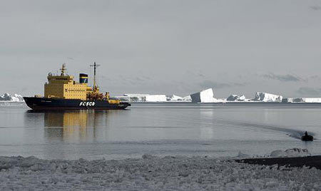 The Russian flagged icebreaker cruise ship Kapitan Khlebnikov is seen near Antarctica in this undated photo released November 16, 2009 by the travel company Quark Expeditions, which organised the trip. [Xinhua/Reuters]