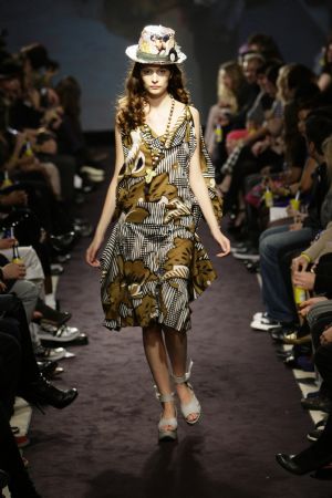 A model displays a creation from the Vivienne Westwood Anglomania Spring/Summer 2010 collection in London November 16, 2009.[Xinhua/Reuters]