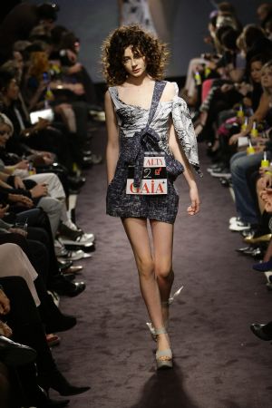 A model displays a creation from the Vivienne Westwood Anglomania Spring/Summer 2010 collection in London November 16, 2009.[Xinhua/Reuters]