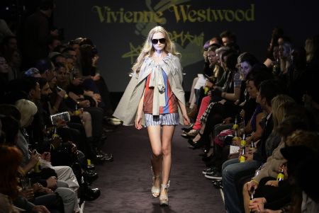 A model displays a creation from the Vivienne Westwood Anglomania Spring/Summer 2010 collection in London November 16, 2009.[Xinhua/Reuters]