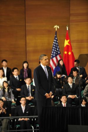 U.S. President Barack Obama arrives at the Shanghai Science and Technology Museum to deliver a speech at a dialogue with Chinese youth during his four-day state visit to China, Nov. 16, 2009. [Pei Xin/Xinhua]