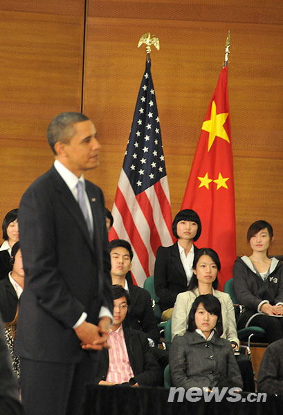 U.S. President Barack Obama arrives at the Shanghai Science and Technology Museum to deliver a speech at a dialogue with Chinese youth during his four-day visit to China, Nov. 16, 2009. [Xinhua]