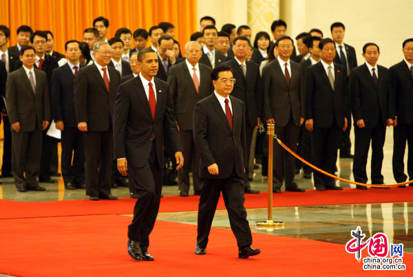 国家主席胡锦涛１７日上午在人民大会堂北大厅为美国总统奥巴马访华举行欢迎仪式。 徐讯摄影