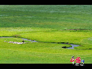 The Mongolian Plateau is part of the larger Central Asian Plateau and has an area of approximately 2,600,000 square kilometres. It is occupied by Mongolia in the north and Inner Mongolia Autonomous Region of China in the south. The plateau includes the Gobi Desert as well as dry steppe regions. Thick forest, lush meadow, fertile farmland, vast water area and rich wildlife can be easily found on the plateau. [Photo by Tong Laga]