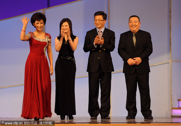 Winners of Golden Mic Awards: BTV anchorwoman Wen Yan (left), CCTV news commentator Zhang Quanling (second from the left) and children's program host Dong Hao (right)