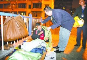 Rescue personnel from the bureau of civil affairs gave a wander coats to protect him from the cold.