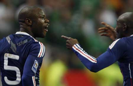 France's William Gallas (L) reacts with Alou Diarra after goal against Ireland in their World Cup qualifying playoff return leg match at the Stade de France stadium in Saint Denis near Paris November 18, 2009.(Xinhua/Reuters Photo) 