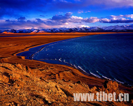 Photo shows a view of the Namco Lake, considered one of the three major holy lakes in Tibet, against the setting sun. (Photo Source: tibet.cn) 