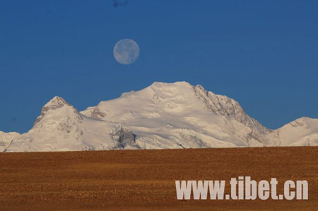 Photo shows a glimpse of the Xixabangba Peak, one of the highest peaks of the Himalayas, located northwest of Mt. Qomolangma. Towering at an altitude of 8,012 m, it is the world's 14th highest mountain. (Photo Source: tibet.cn)