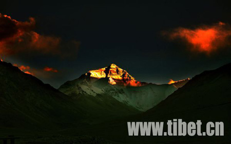 The sunset makes Mt. Qomolangma more magnificent. (Photo Source: tibet.cn) 