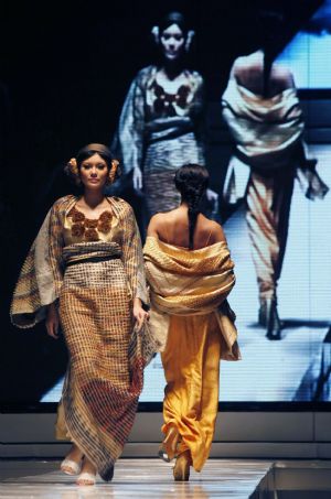 Models present a creation by Indonesian designer Tuty Cholid during Jakarta Fashion Week November 18, 2009. More than 60 designers from Indonesia took part in the event.