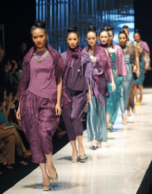 Models present creations by Indonesian designer Stephanus Hamy during Jakarta Fashion Week November 18, 2009. More than 60 designers from Indonesia took part in the event.
