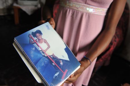 Photo taken on Oct. 5, 2009 shows Maria Luisa displays her photo at home in Rio De Janeiro of Brazil. 