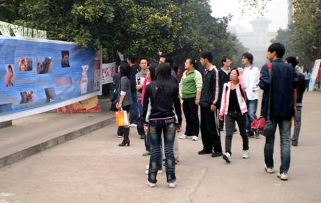 Students from the Coca Cola Monitoring Group take their campaign to improve working conditions at the multinational’s bottling plants to Nanjing Agricultural University.