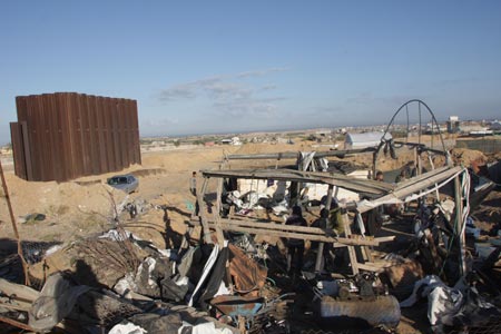 Palestinians inspect damages of underground tunnels on Gaza&apos;s southern border with Egypt following Israeli airstrikes Nov. 19, 2009. [Xinhua]