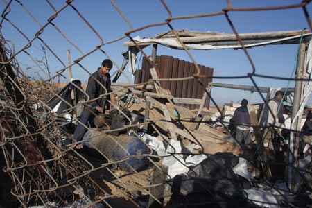 Palestinians inspect damages of underground tunnels on Gaza&apos;s southern border with Egypt following Israeli airstrikes Nov. 19, 2009. [Xinhua]