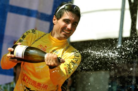 Italy&apos;s Francisco Ventoso sprays the champagne on the podium of the last stage of the 2009 Tour of Hainan International Road Cycling Race in Sanya, the southernmost city of south China&apos;s Hainan Province, Nov. 19, 2009. A total of 104 cyclists from 20 teams took part in this stage of the race.[Xinhua]