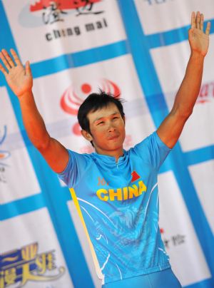 China&apos;s Ma Haijun wins the blue jersey of the last stage of the 2009 Tour of the Hainan International Road Cycling Race in Sanya, the southernmost city of south China&apos;s Hainan Province, Nov. 19, 2009.[Xinhua]