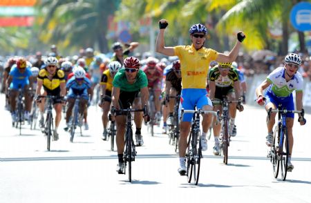 Russian cyclist Boris Shpilevsky crosses the finish line of the last stage of the 2009 Tour of Hainan International Road Cycling Race in Sanya, the southernmost city of south China&apos;s Hainan Province, Nov. 19, 2009. [Xinhua]